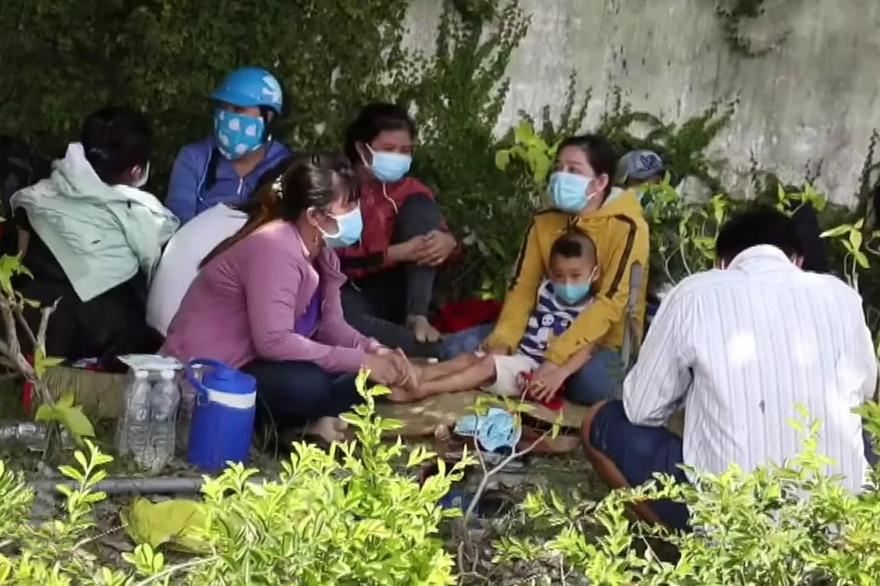 Những người dân đang kẹt chốt chưa thể về quê.