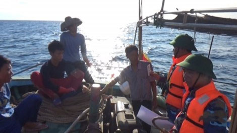 Trung tá Hoàng Xuân Long, Hải đội trưởng yêu cầu các thuyền viên Trung Quốc cùng tàu cá ngay lập tức ra khỏi vùng biển Việt Nam. 