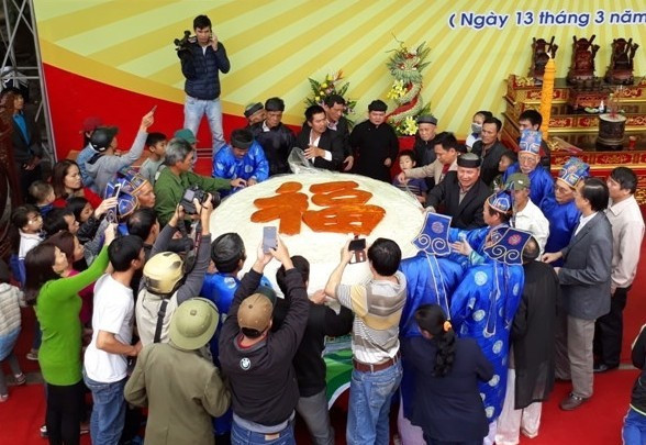 Chiếc bánh giầy kỷ lục nặng hơn 2 tấn được người dân Sầm Sơn làm vào đầu năm 2017. Ảnh: N.D.