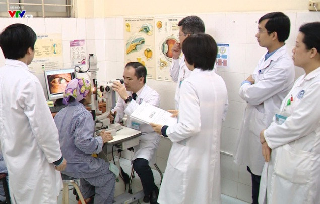 Các bác sĩ tiến hành hội chẩn trước ca ghép.