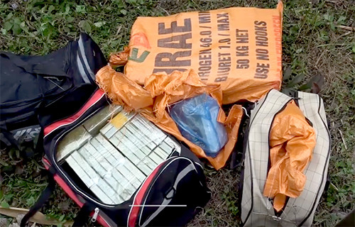288 bánh heroin được để trong ba lô và bao dứa. Ảnh: Sơn Ngọc