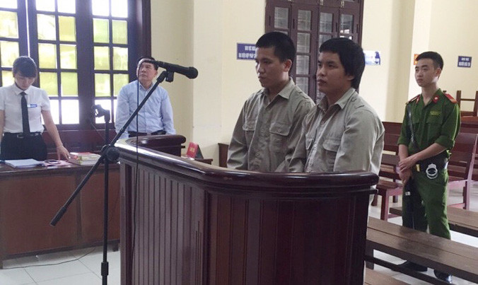 Bị cáo Tuấn và Dũng ra tòa lĩnh án. Ảnh: Trần Hồng.