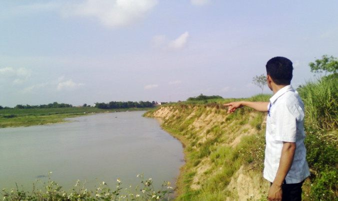 Vị trí phát hiện vật thể lạ dưới lòng sông Chu. Ảnh: Hoàng Lam.