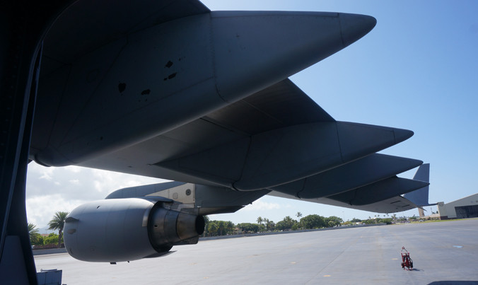 C-17 có sải cánh 51,75m.