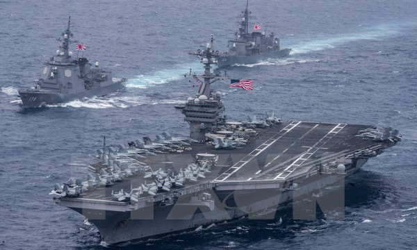 Tàu sân bay Carl Vinson của Mỹ cùng với tàu khu trục của Nhật Bản tại Biển Philippines ngày 26/4. Ảnh minh họa. Nguồn: EPA/TTXVN.