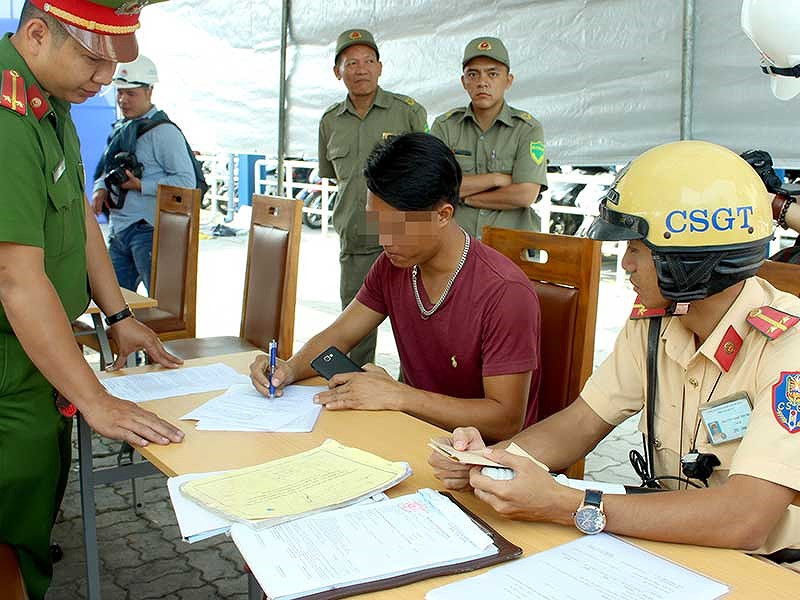 CSGT Cát Lái (Phòng PC08 Công an TP.HCM) phối hợp với Công an quận 2 kiểm tra ma túy đối với tài xế tại cảng Cát Lái. Ảnh: PLO