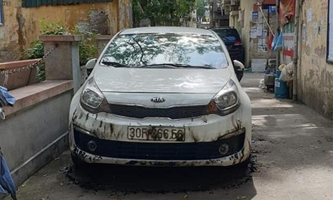 Chiếc ô tô bị đốt nham nhở.