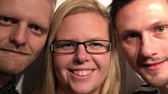 Cả ba người cùng sống chung dưới một mái nhà với các con của họ.