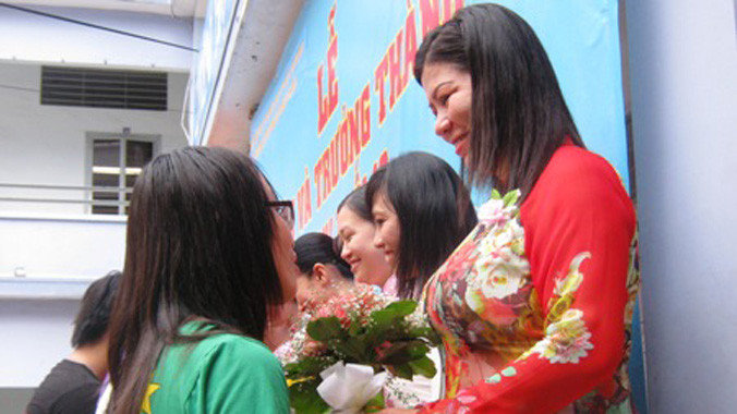 Giá trị bất di bất dịch của quà tặng phải là sự chân thành, trân trọng giữa người tặng và người nhận. (Ảnh minh họa: Học trò ở TPHCM tri ân thầy cô).