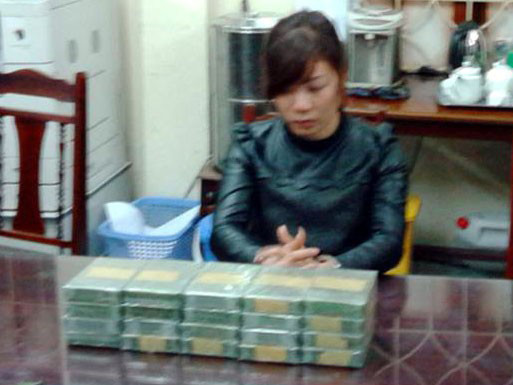 Bắt 2 nữ quái đang vận chuyển 20 bánh heroin