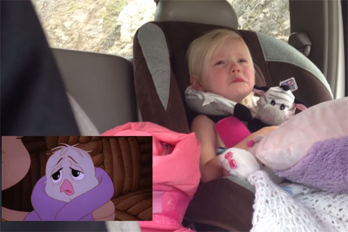 Em bé xúc động khi xem cảnh phim chim cánh cụt lạc mẹ