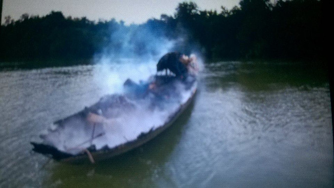 Hiện trường chiếc ghe của gia đình chị Chi bị cháy rụi. Ảnh CTV.