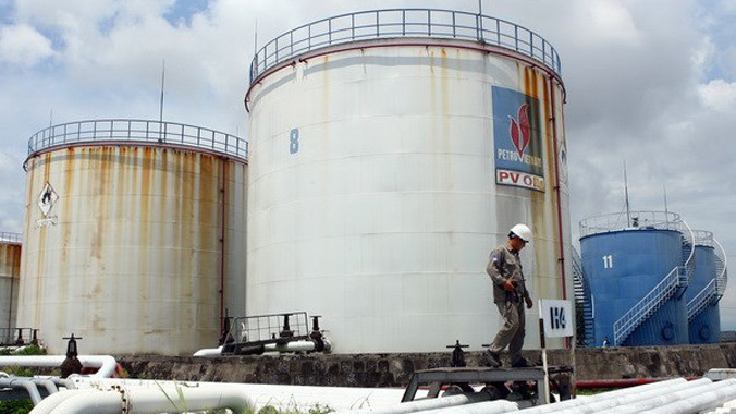 Hệ thống bồn chứa nhiên liệu tại PV Oil Đình Vũ. Ảnh: Huy Hùng/TTXVN.