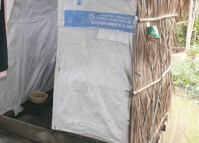 Nhà vệ sinh nơi người đàn ông 54 tuổi bị bắt quả tang đang giở trò đồi bại với cô gái thiểu năng.