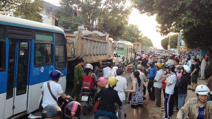 Quốc lộ 14 tắc nghẽn nghiêm trọng sau tai nạn.