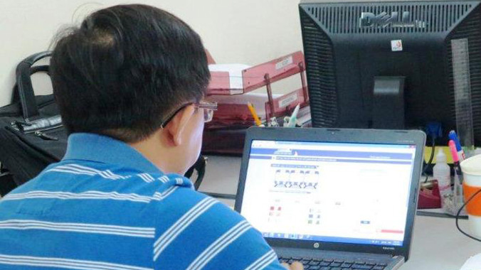 Cán bộ của FPT (đơn vị xây dựng hệ thống bán vé tàu điện tử) thử nghiệm việc đặt vé.