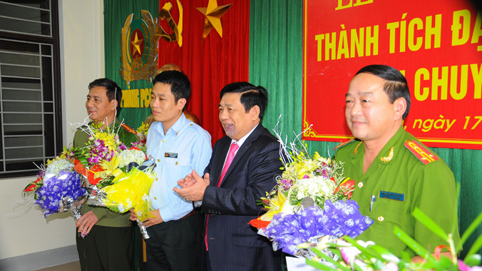 Chủ tịch tỉnh Nghệ An Nguyễn Xuân Đường khen thưởng Công an tỉnh Nghệ An. Ảnh: Quang Long.