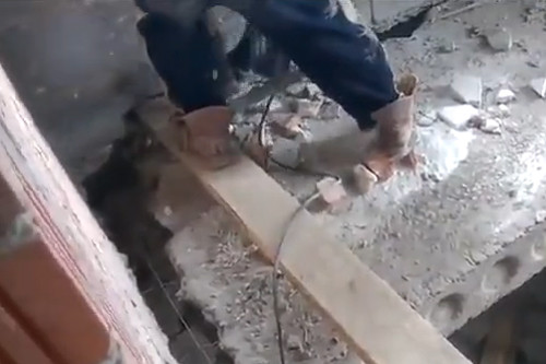 Thợ sửa nhà 'hồn nhiên' cưa ô văng mình đang đứng