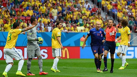 Trọng tài "tặng" Hà Lan quả 11m tưởng tượng