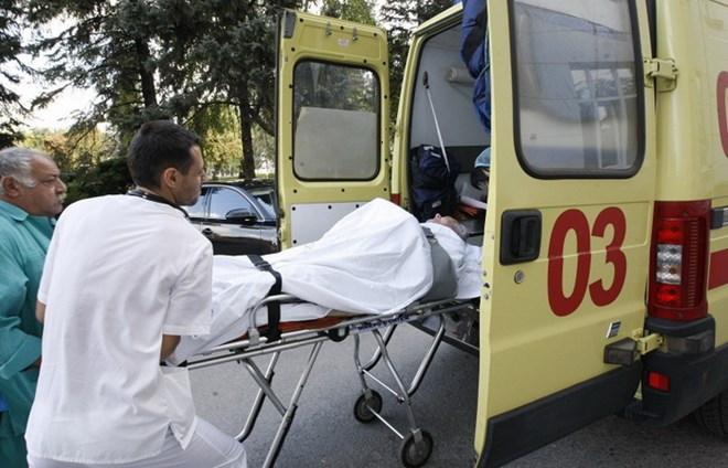 Vận chuyện nạn nhân vụ bắn đạn pháo từ Ukraine sang Nga, (Nguồn: itar-tass)