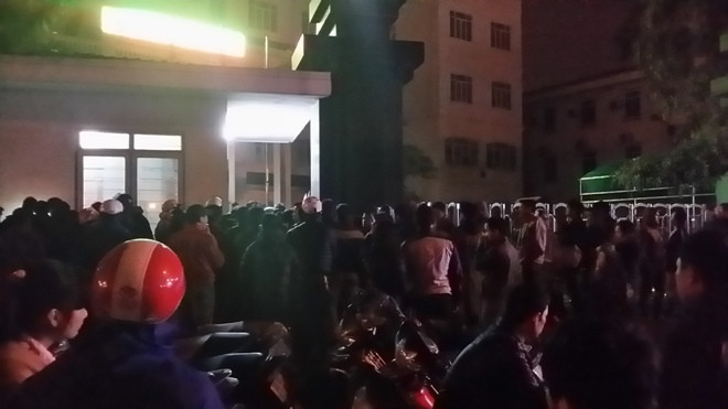 Người Hà Nội xếp hàng từ 4 giờ sáng để mua vắc xin cho trẻ em