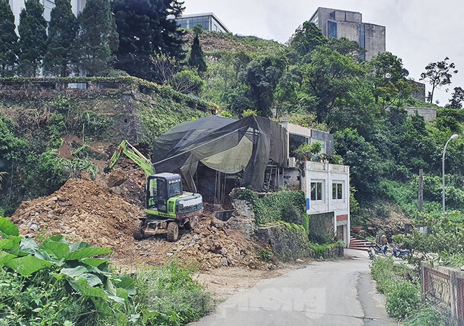 Xúc đất, san gạt tại trung tâm thị trấn Tam Đảo. Nơi ngã 3 đường Thác Bạc khá sầm uất