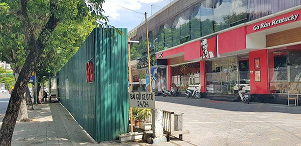 Mương Nghĩa Đô bị quây rào nhiều năm, vừa gây mất mỹ quan, vừa thiệt hại lớn cho doanh nghiệp. Ảnh minh họa.