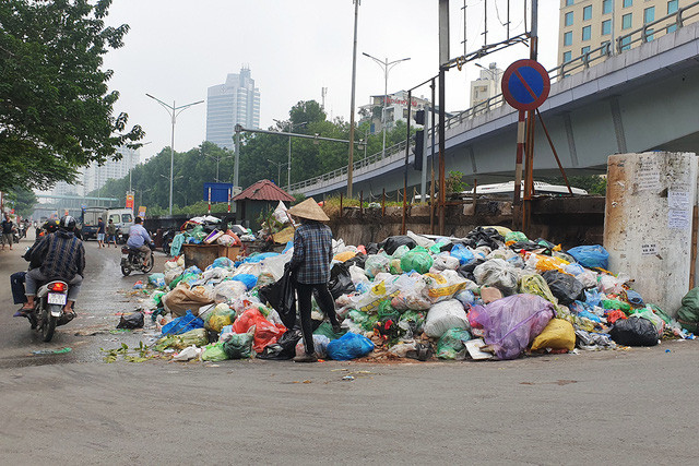 Rác ngập cửa khẩu vào phố An Dương những ngày qua. Ảnh: Chí Cường