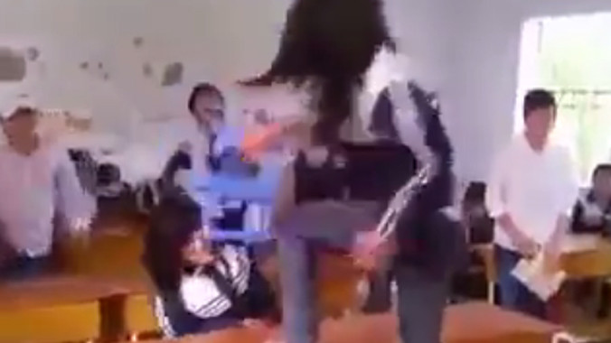 Clip nữ sinh dùng ghế đánh bạn học tới tấp gây phẫn nộ