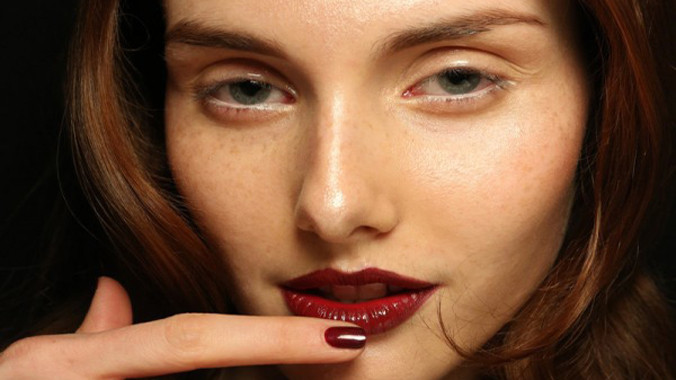 Màu berry là một trong những màu được các tín đồ thời trang ưa chuộng nhất năm qua, xuất hiện từ son môi cho đến sơn móng tay. Màu sắc này mang lại vẻ đẹp cổ điển và sành điệu.