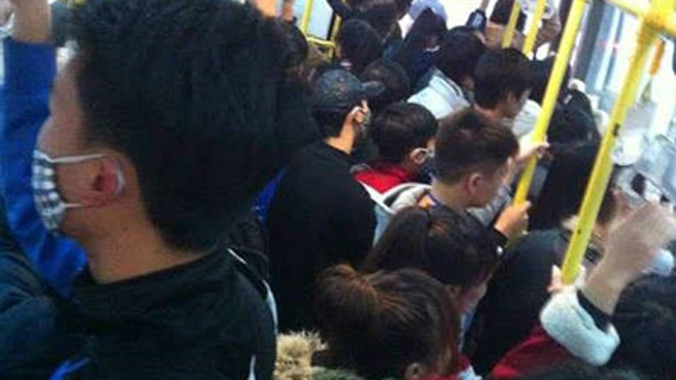 Lợi dụng sự đông đúc, chen lấn nhiều kẻ biến thái quấy rối tình dục trên xe buýt. Ảnh: TL.