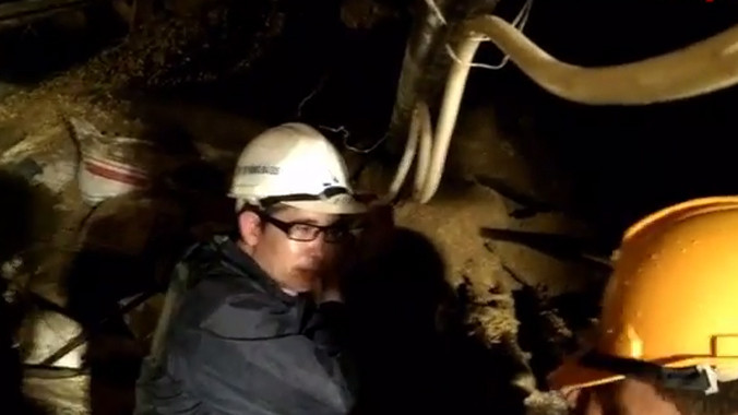[VIDEO] Lực lượng cứu hộ nói chuyện với nạn nhân sập hầm