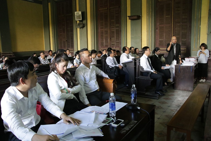 Phiên tòa bớt 'nóng' hơn sau ý kiến đề nghị rút đơn của chủ tọa. Ảnh: Tân Châu