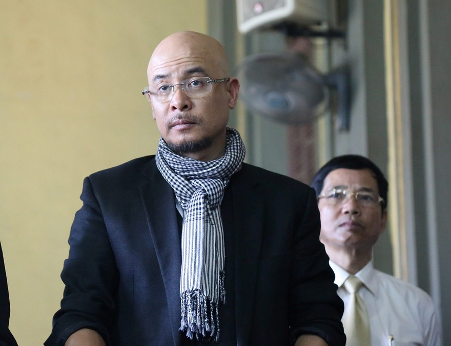 Ông Vũ 'bức xúc' trình bày việc bị vợ đưa đi khám tâm thần. Ảnh: Tân Châu