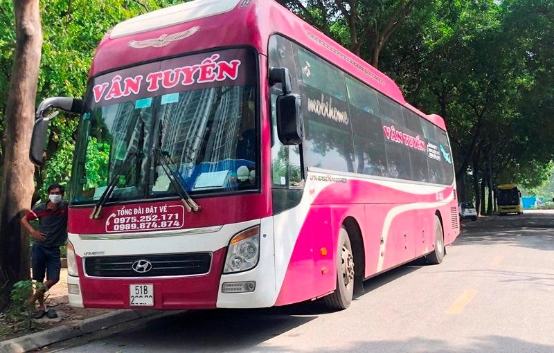 Nhà xe Vân Tuyến dừng đỗ, chờ khách tại chung cư Pháp Vân - Tứ Hiệp (Hoàng Mai) những ngày qua. Ảnh: Anh Trọng