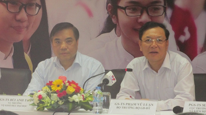 Lãnh đạo Bộ GD-ĐT lắng nghe các ý kiến của đại diện Sở GD-ĐT và lãnh đạo các trường ĐH,CĐ.