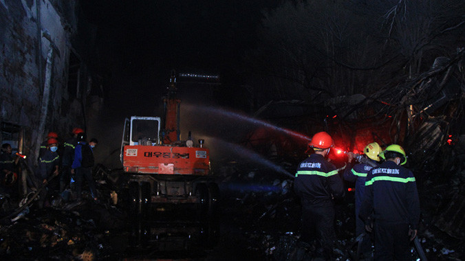 Lực lượng chức năng tiến hành dập lửa.