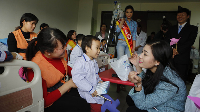 Thăm, trao quà cho bệnh nhi ở Viện Huyết học