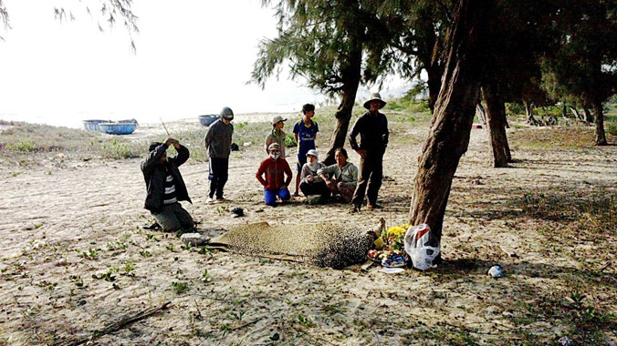 Thi thể nạn nhân được đưa lên bờ sau đó không lâu.