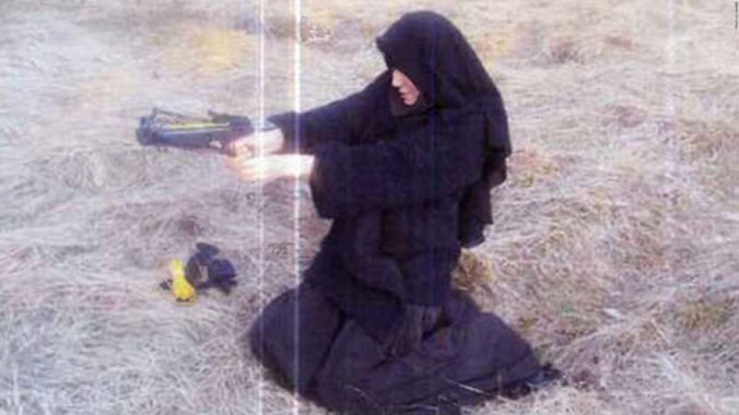 Hayat Boumeddiene học cách sử dụng vũ khí.