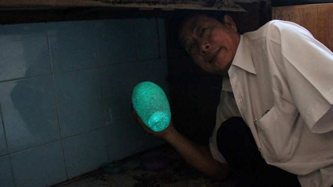 Hòn đá phát sáng trong bóng tối. Ảnh: Như Quỳnh.