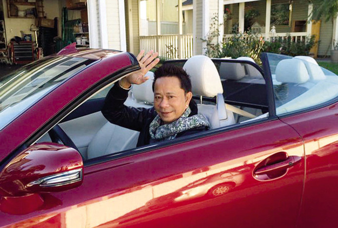 Danh hài Bảo Chung và chiếc xe hiện tại. Ảnh: TL.