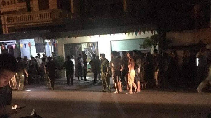 Người dân hiếu kỳ xem lực lượng chức năng khám nghiệm hiện trường vụ việc. Ảnh: CTV.