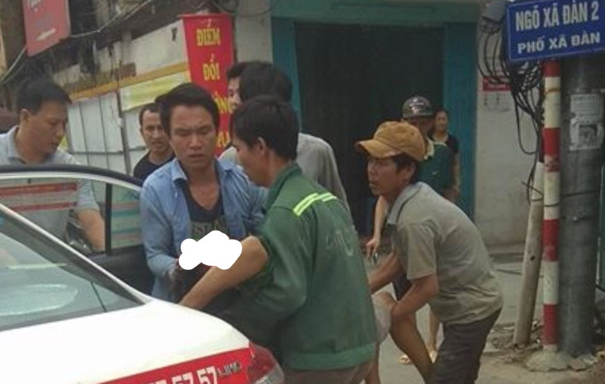 Nạn nhân được đưa đến bệnh viện. Ảnh FB