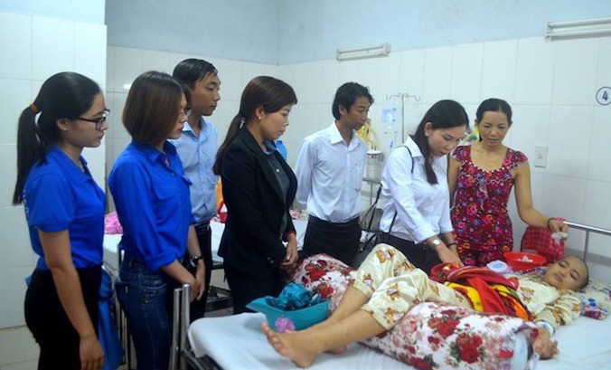 Cán bộ Tỉnh đoàn đến thăm nạn nhân.