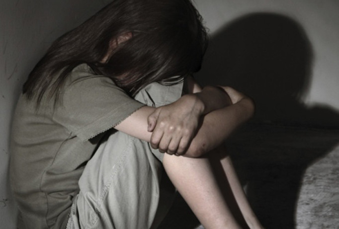 Bé gái 13 tuổi bị 2 người đàn ông xâm hại. Ảnh minh họa: Internet.