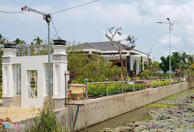 Camera lắp đặt trước nhà của một cán bộ trong Ban Thường vụ Tỉnh ủy Sóc Trăng. Ảnh: Zing