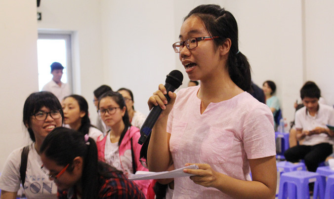 Thí sinh đặt câu hỏi cho ban tư vấn. Ảnh: Giang Thanh.