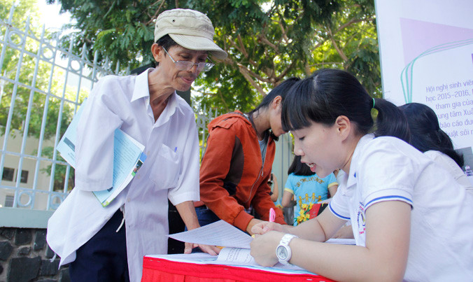 Ông Nguyễn Văn Hùng (Đà Nẵng) tham dự ngày hội tư vấn để tìm hiểu thông tin tuyển sinh cho con. Ảnh: Thanh Trần.