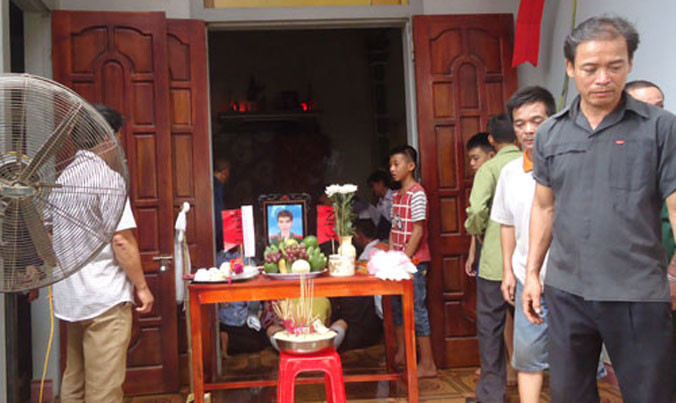 Gia đình làm thủ tục mai táng em Sơn.